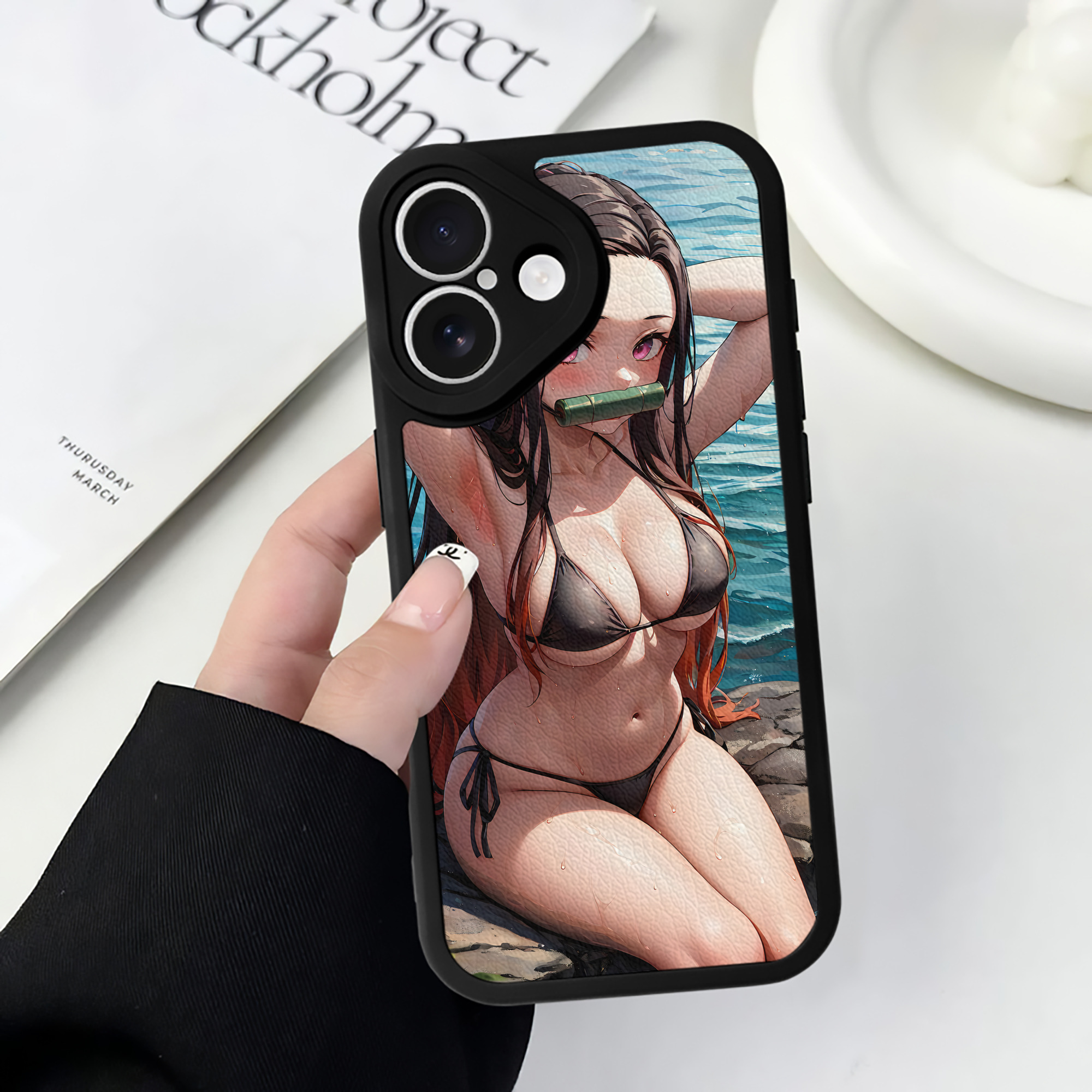 （画像用） 鬼滅の刃（きめつのやいば）竈門 禰󠄀豆子／かまど ねずこ Kamado Nezuko 【iPhone 16シリーズ対応】シリコンスマホケース（レザー調） 材質：シリコン